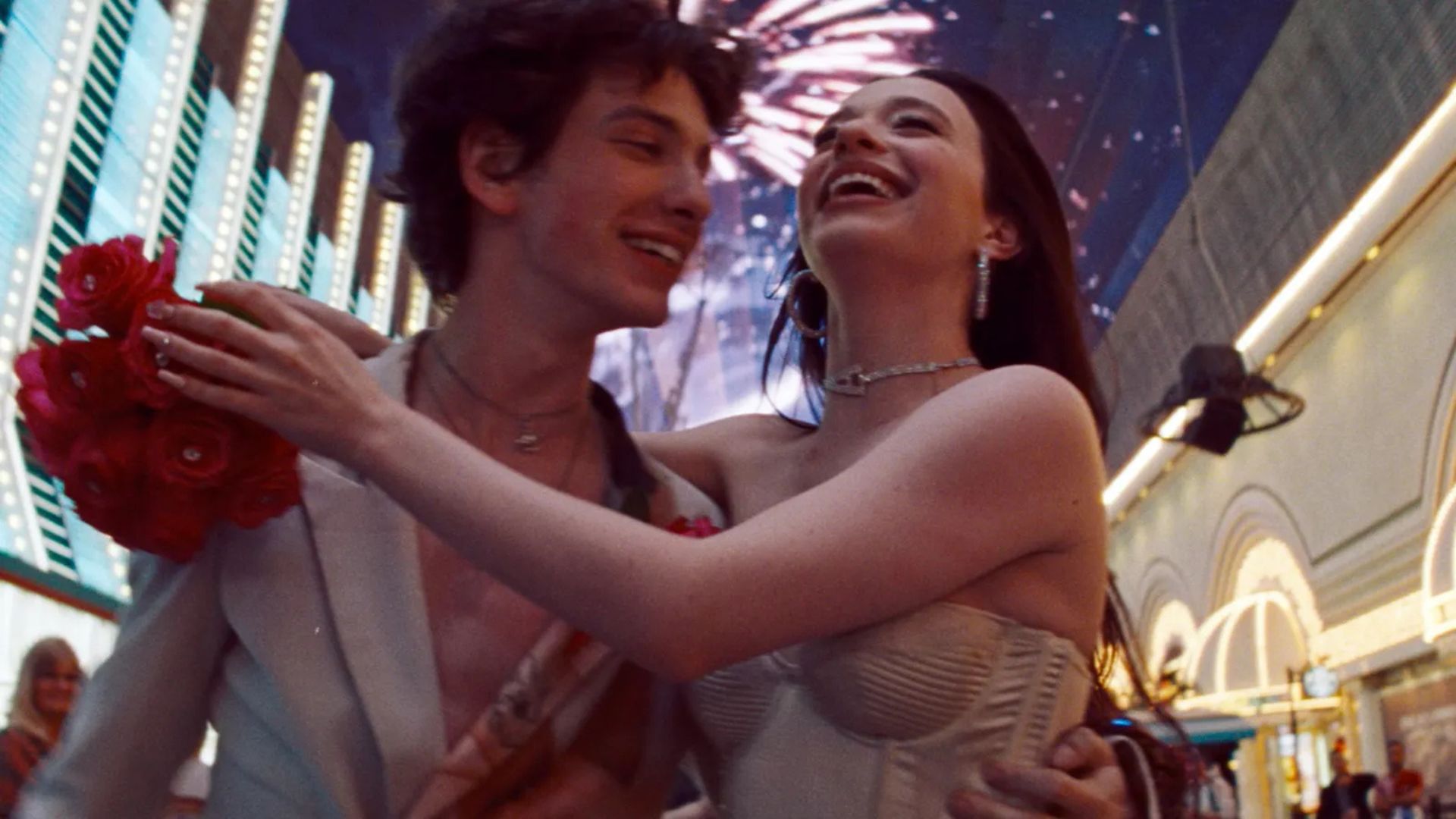 Una still tratta da Anora, film Palma d'Oro 2024 di Sean Baker: in essa Vanya (Mark Ėjdel'štejn) e Anora (Mickey Maddison) sorridono abbracciati nel centro commerciale di Las Vegas